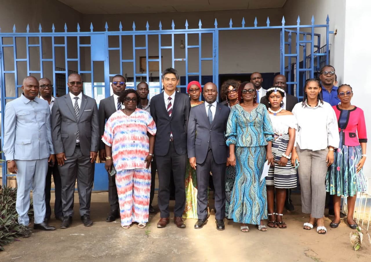 Photo de groupe devant le portail bleu de l'école